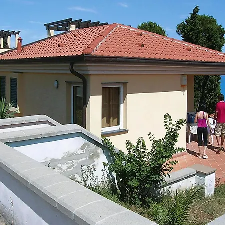 Lejlighed In With Pool Cogoleto